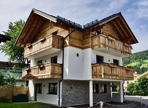 Haus mit Holzbalkon in weiß